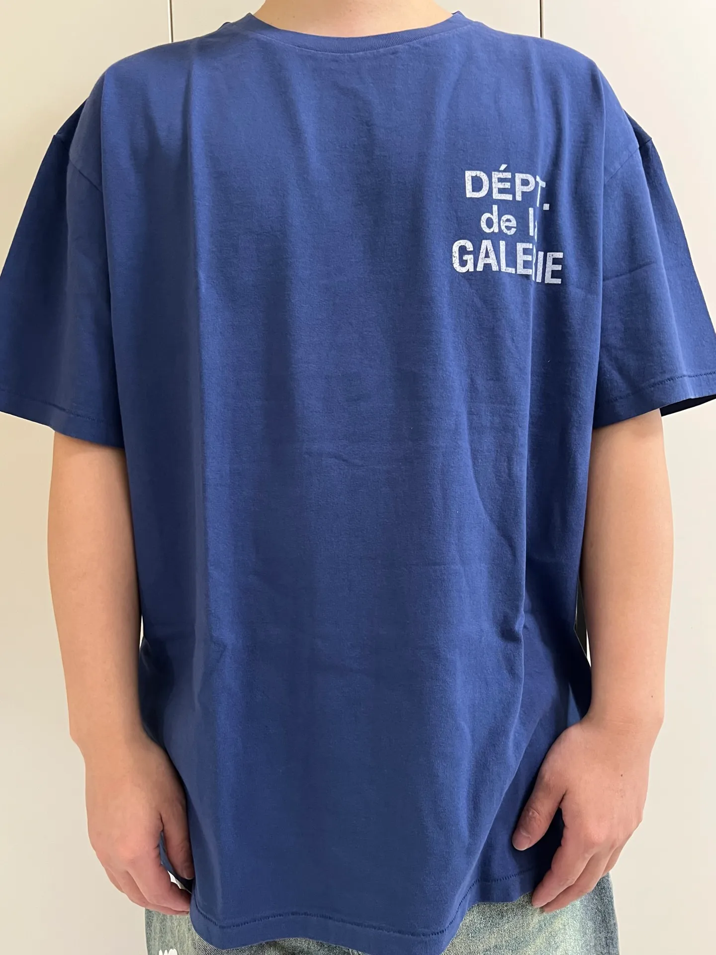GALLERY DEPT. FRENCH TEE/NAVY New colors in stock Navy blue French LOGO short sleeves Washed blue S-XL Ready-made garments Asso special piece dyeing Rewashed water printing distressed treatment Cylindrical fabric without side seams Non-open version Original development Complete accessories/matching Details in place